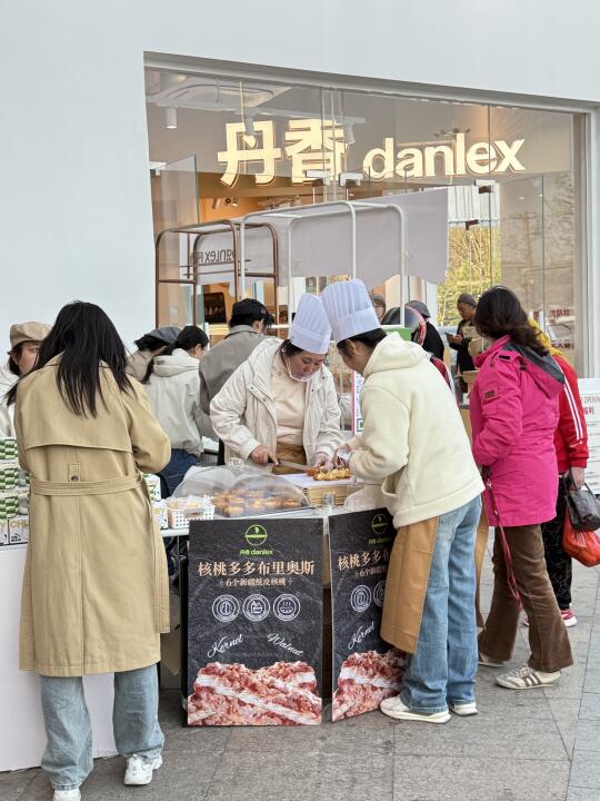 青岛新开的！这么好吃吗？这么多人排队！