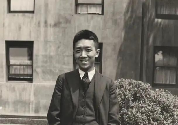 1916年，青年胡适在哥伦比亚大学留学时的一张照片，穿着一身西装，笑起来青涩而有