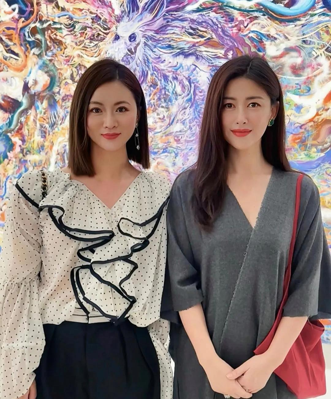 40岁的朱珠看画展，发如黑瀑倾泻，衣着简单贵气，身材丰润曼妙，但眼睛一大一小，鼻