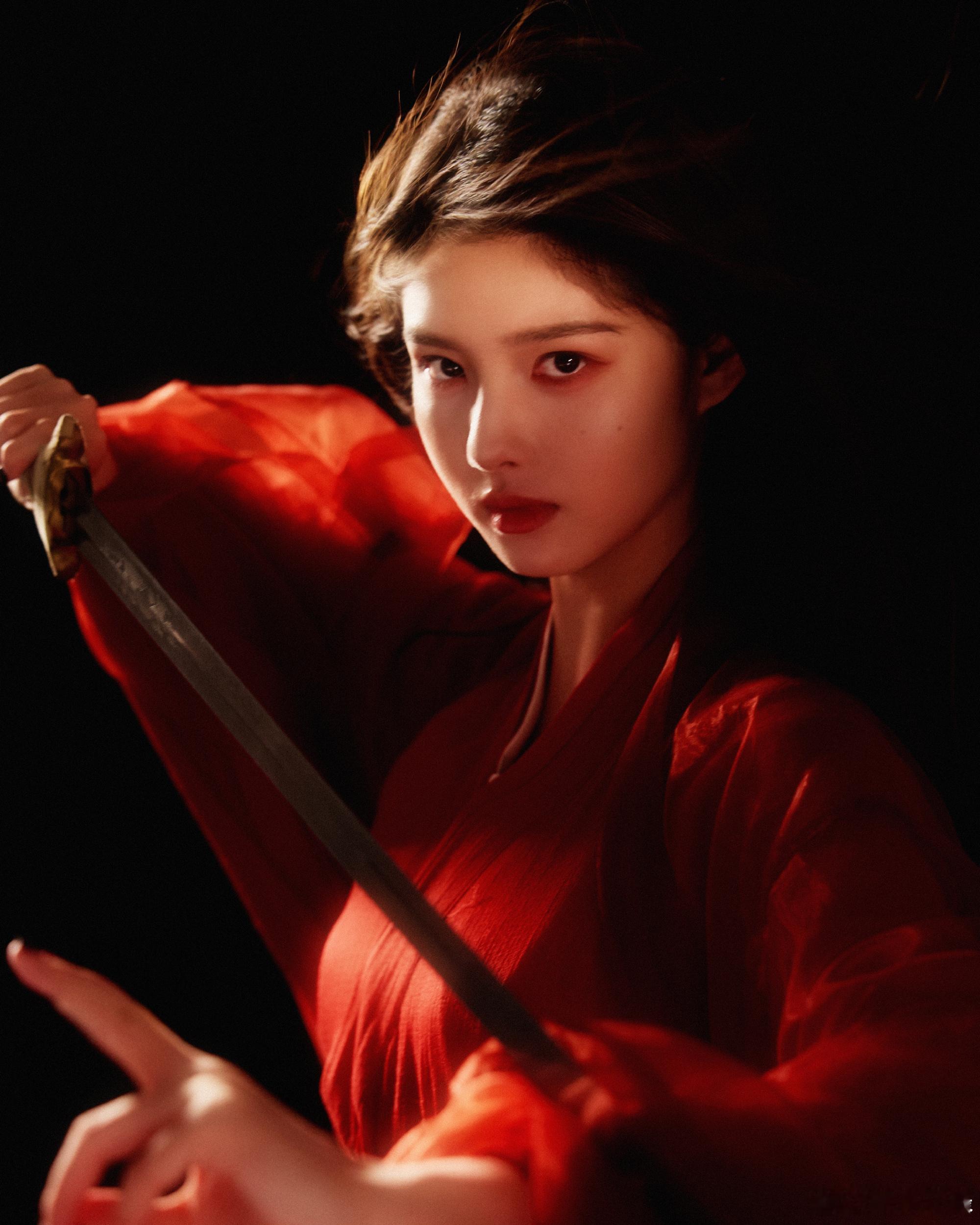 红衫翻涌，剑气藏于眼底。不做任人摆布的棋子，偏要做掌控全局的执棋者，每一张画面都