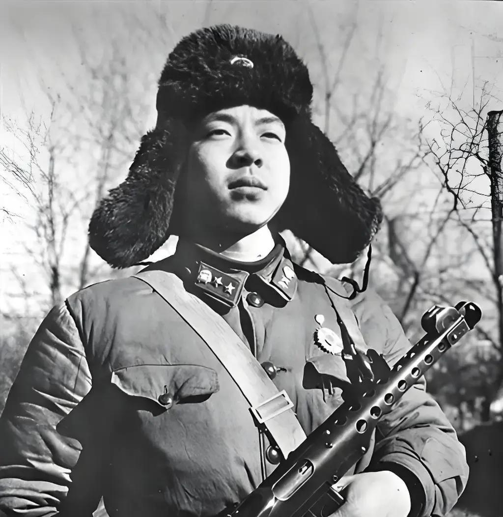 1962年8月15日，辽宁抚顺军营里，一根倒下的木杆突然砸中雷锋头部，他才22岁