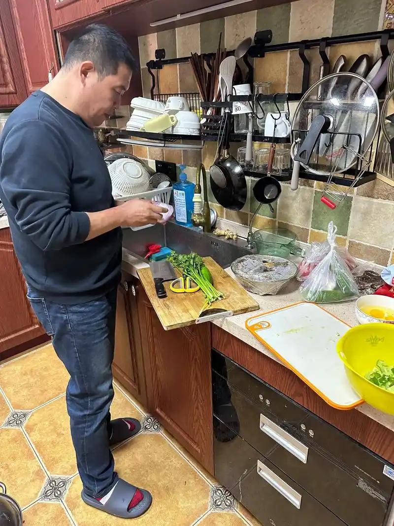 当然，我赞成男人也应该做饭。这不仅仅是一种生活技能，更是一种责任感和情感的表达。