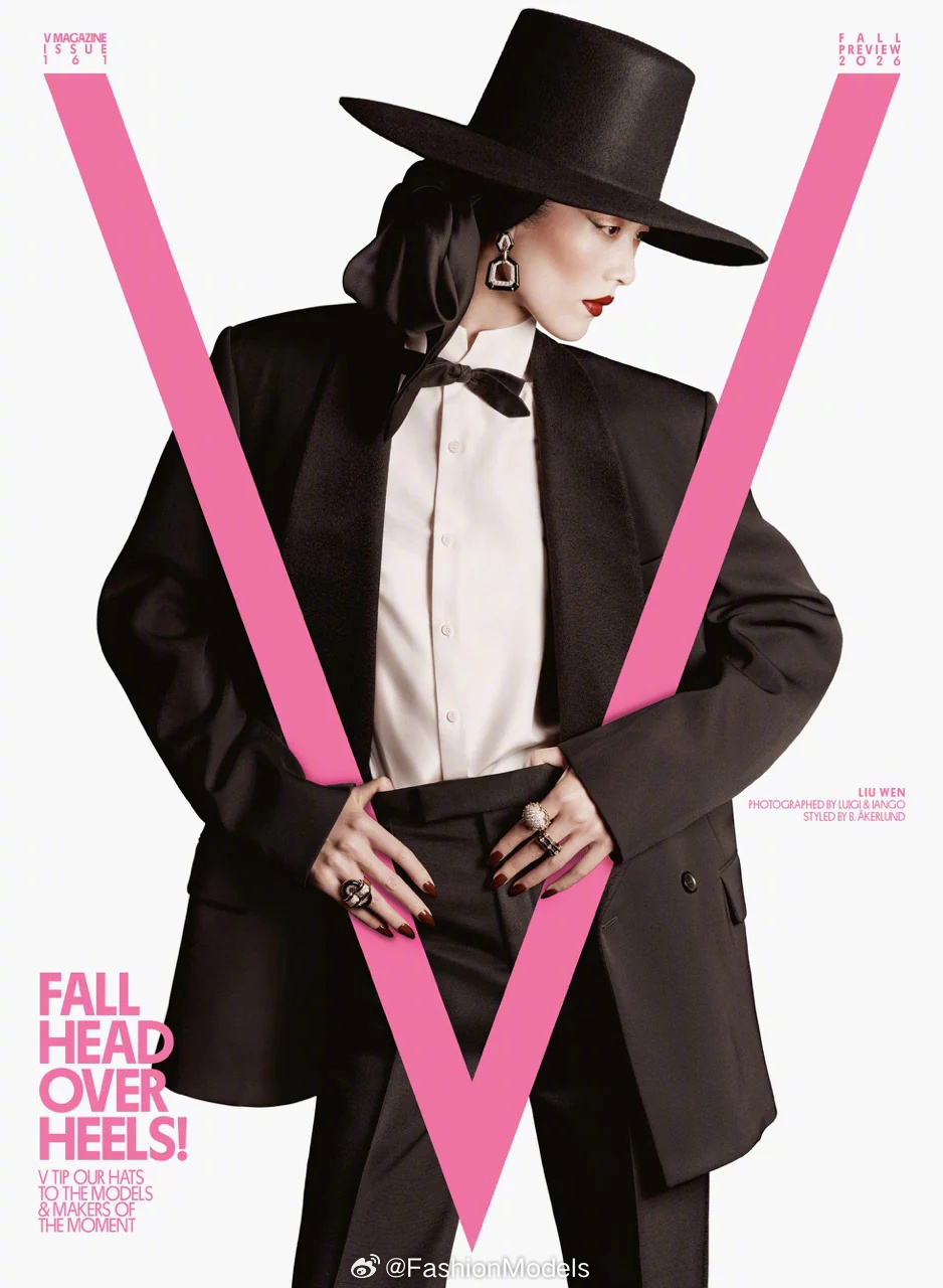 登上V Magazine母版封面，西装和礼帽加身，诠释帅气中性风造型，恭喜表姐又