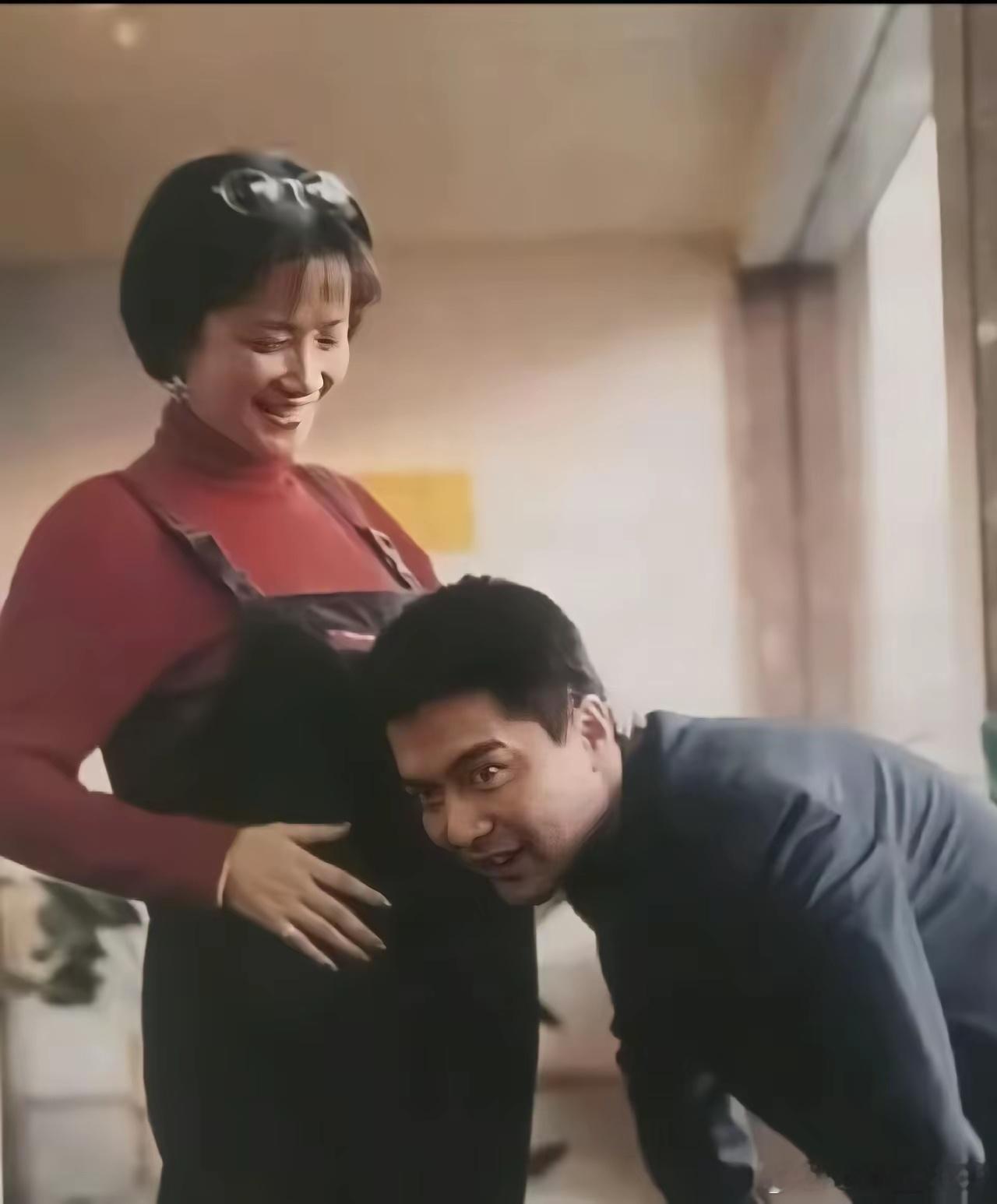 这是当时何晴老师怀孕，还和许亚军没有离婚时候的照片那个时候的她一定很幸福吧，有爱