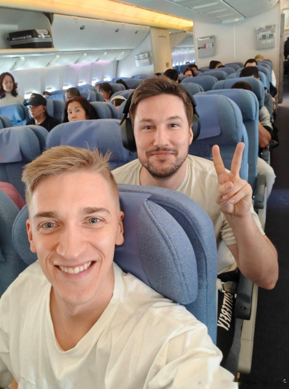 卡尔伯格：成都我们来了！🏓我们正在前往成都的路上，准备参加混合团体世界杯😉瑞