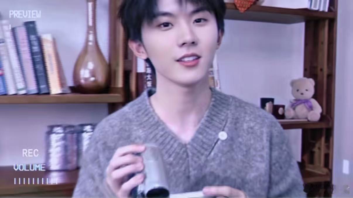 马嘉祺 想留住假期 假期的快乐碎片里，全是马嘉祺的身影，真的好想把这些美好时光都