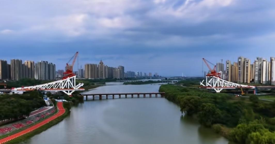 咸阳彩虹一路跨渭河大桥绝对可以称得上是咸阳有史以来设计最为科学的渭河大桥。
彩虹