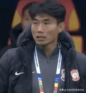 青岛西海岸赛季两连败开局，智哥这重回主教练的路确实不好走！赛后主动担责并对球迷致