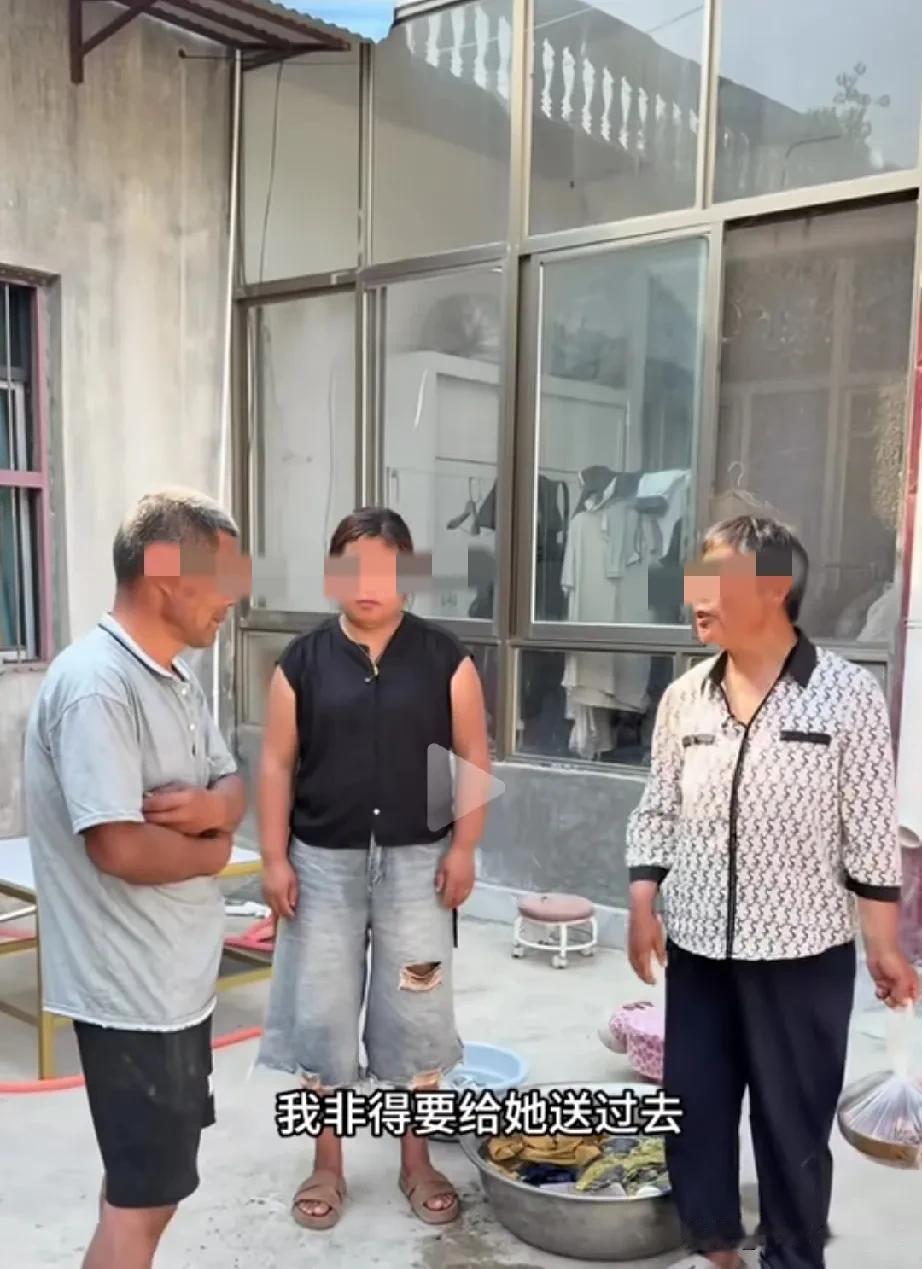 这样的老婆婆也是一个糊涂虫。女子刚买排骨还没有吃，她婆婆竟然给大姑姐送去了。这家