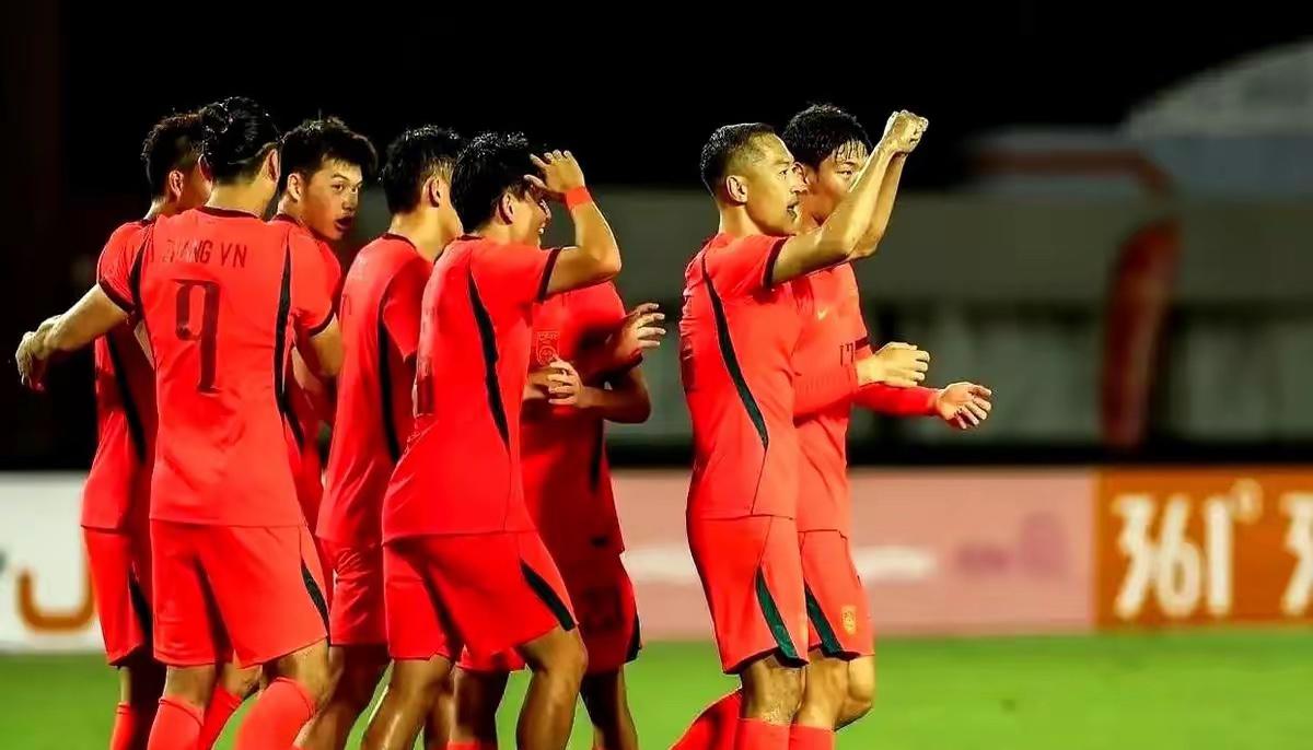 中国男足亚运会半场1比1韩国队，国足率先取得进球，期待晋级决赛，一起为中国足球加