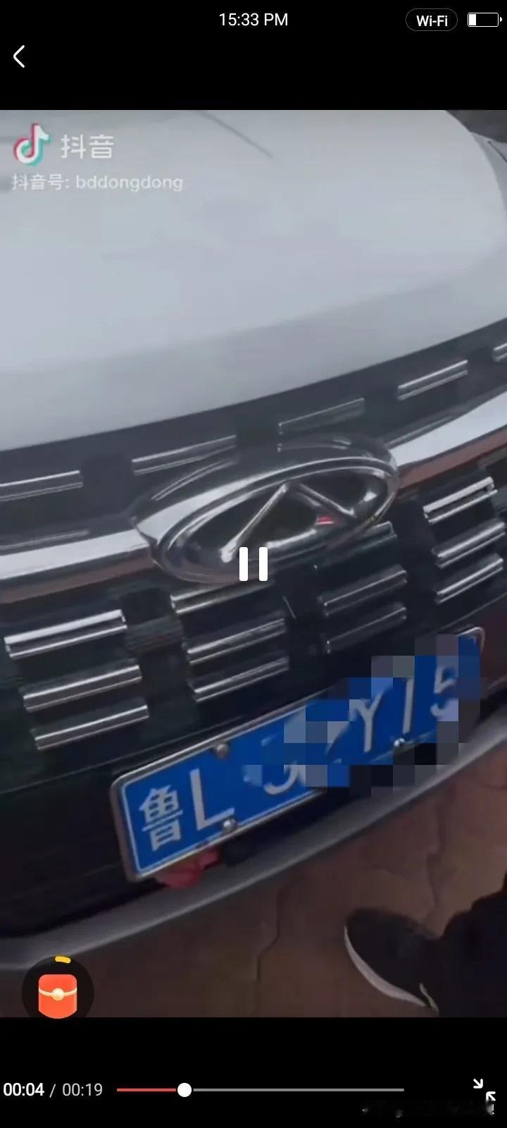 抖音里另外一个角度拍摄的视频出来，男的站在奇瑞车前，奇瑞车司机还继续往前开，确实