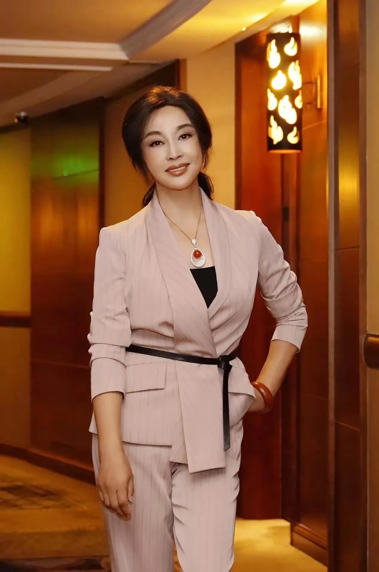 如何才能阻止刘晓庆继续找男朋友？她怎样才肯不频繁结婚和离婚？找男朋友这件事是无论
