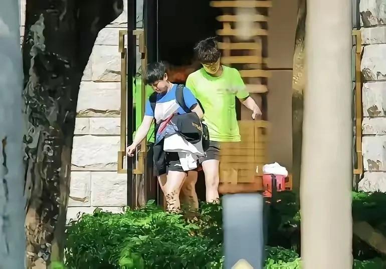 这是什么时候的莎莎和大头啊
两个人一起出门上训
大大方方的走在一起真好
莎莎还背