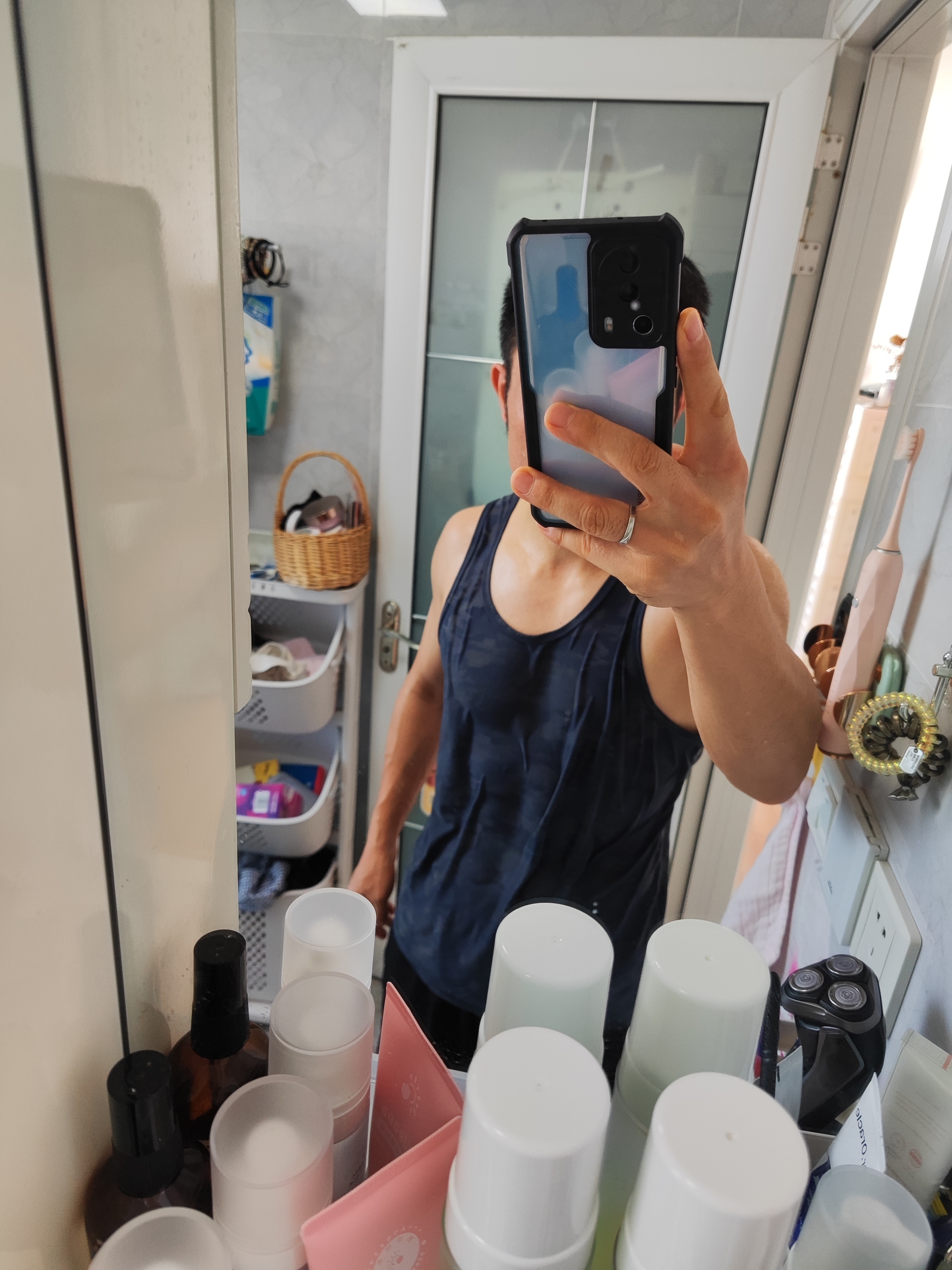 动弹一哈 同學们早ﾉ☀哑铃弯举21，壶铃俄罗斯转体22，健腹轮5组105，杠铃卧