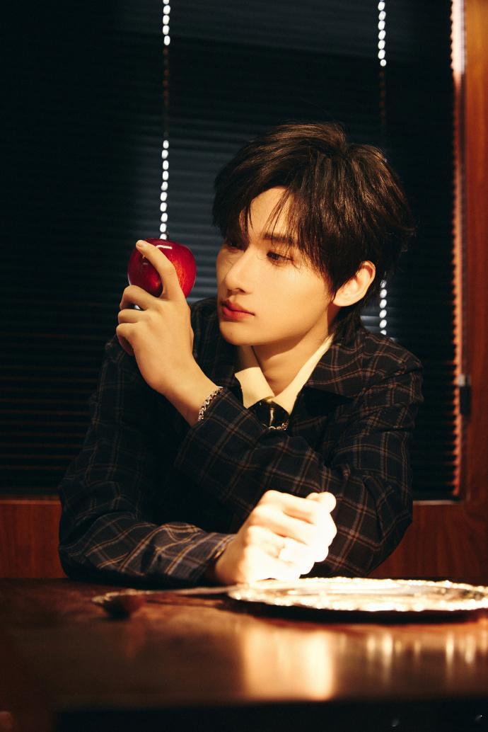 余宇涵问吃苹果吗余宇涵北影节造型 余宇涵北影节黑色西装造型太绝了，少年感和精英感