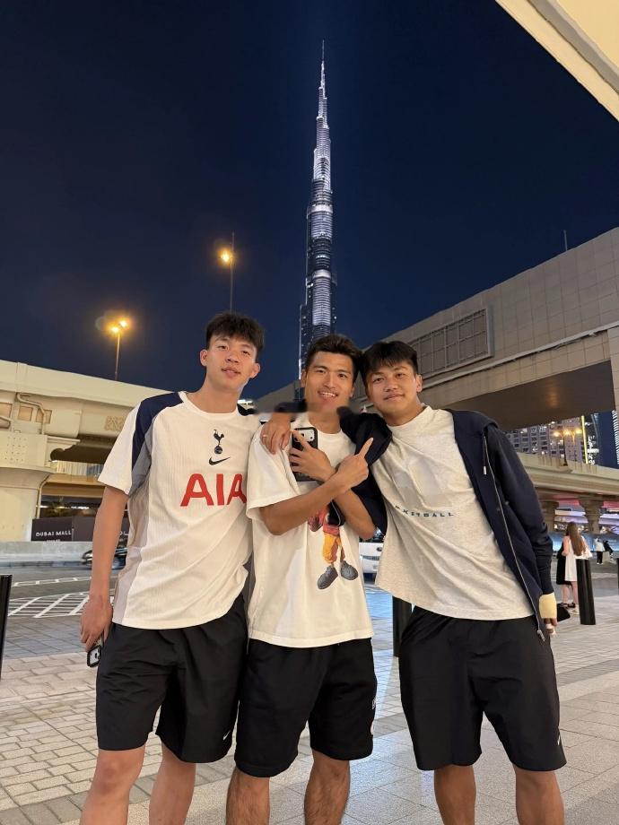 王钰栋回应穿热刺球衣拍照  作为球员，各队球衣都有正常。至于加盟?不可能，他不是