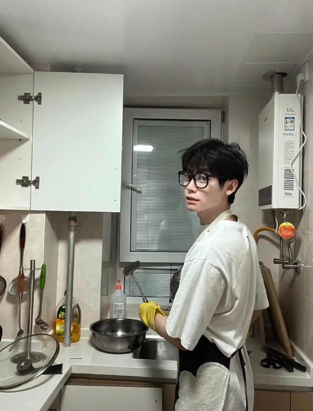 李卿也有宅男的一面 李卿古风小生宅家的样子儒雅古风小生卸下装扮，开启惬意宅家时光