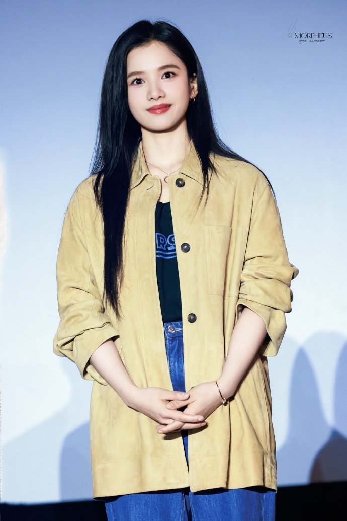 张婧仪First青年电影展造型好有高知感！好piu亮好有气质！ ​​​