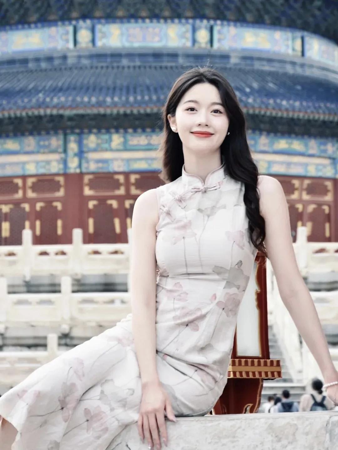 有一种美，是经时光沉淀后的温柔。她身着旗袍，在老街与庭院间穿梭，并非刻意复古，而