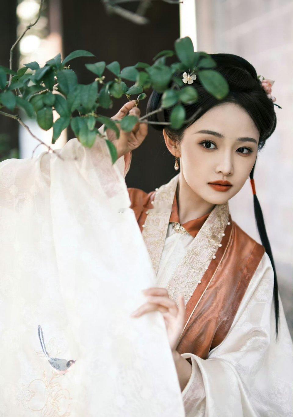 话说于妈是不是捧过吴佳怡啊？当家主母那里 