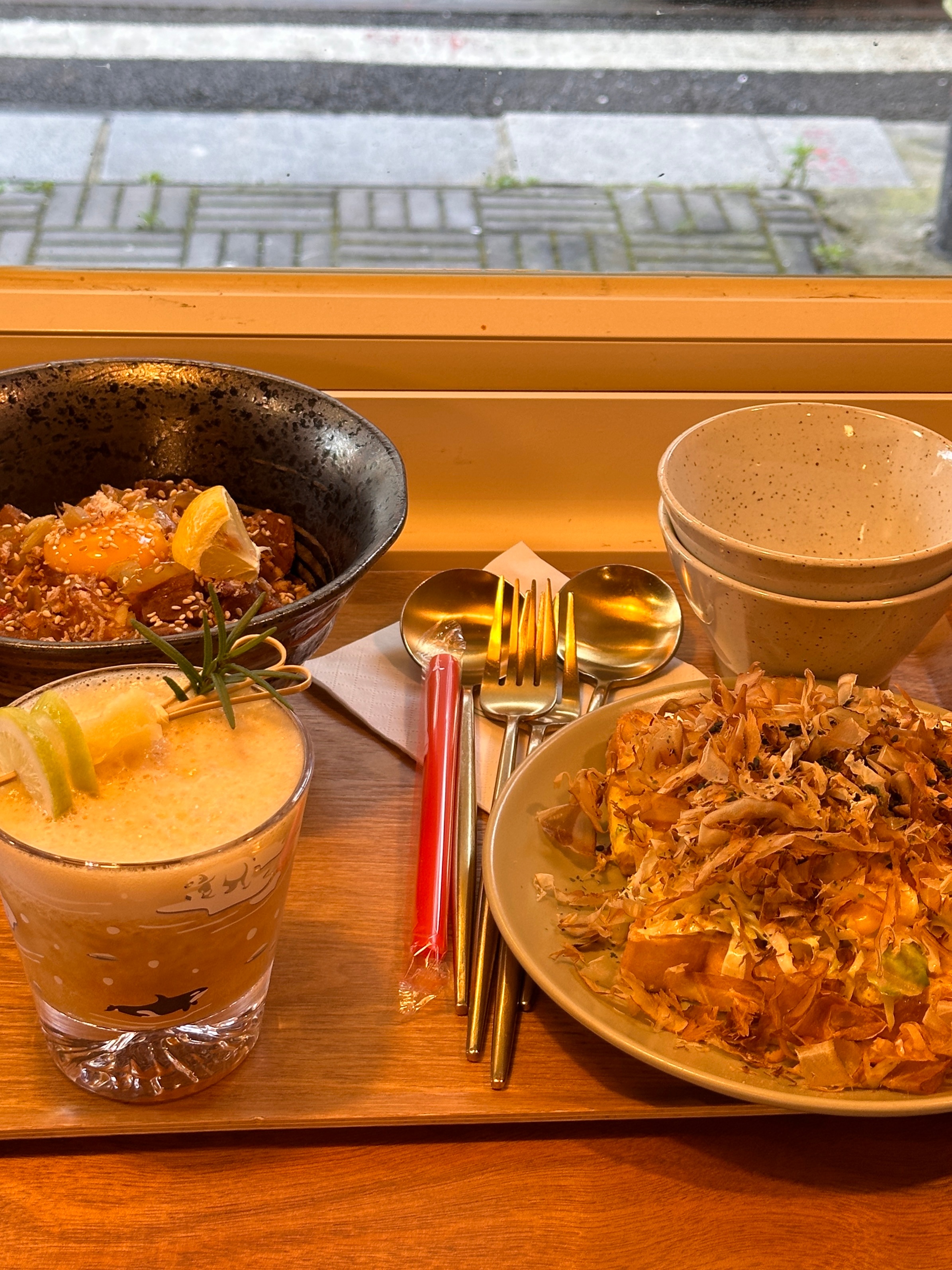 昨天白天一个人活动晚上跟朋友吃饭！汉口真的好舒服啊 走在路上都是大大的树荫依次是