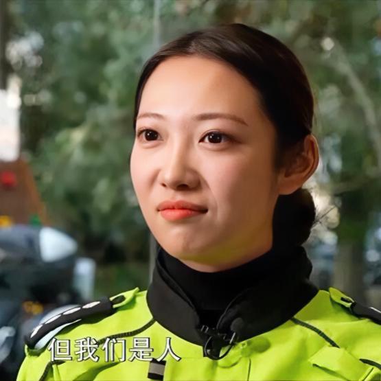 西湖“兔子警官”李语蔚：温柔执法暖人心
杭州西湖辅警李语蔚，因温柔劝导走红，被称
