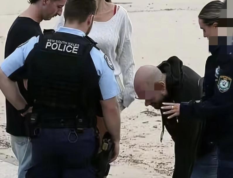 元旦凌晨下海游泳！25岁中国姑娘悉尼遇难，70个海滩紧急关停
 
新年第一天就传