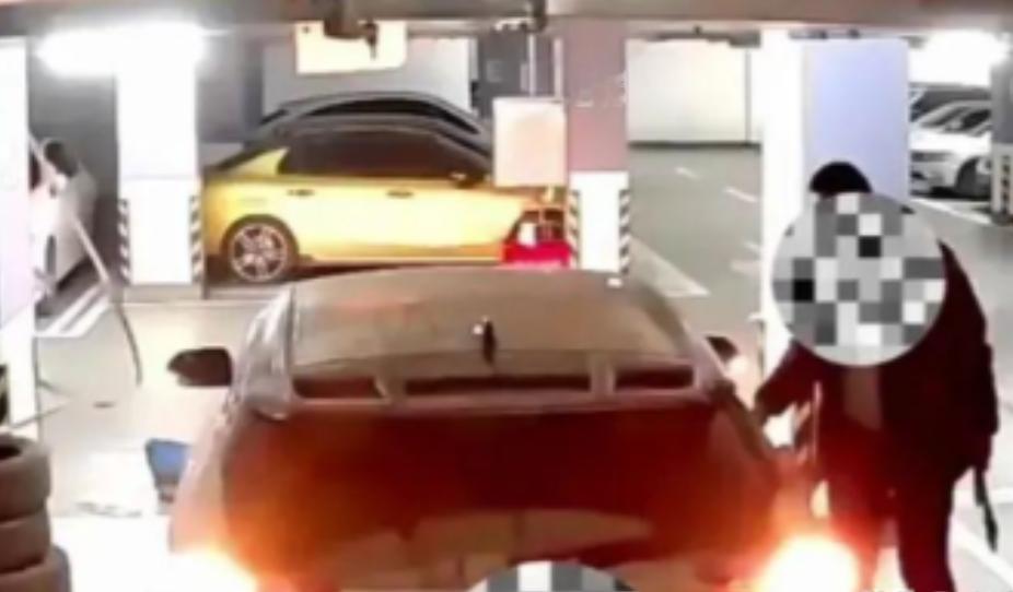 “欺人太甚！”3月份黑龙江哈尔滨，一中年男子花15万买下车位，三番两次被白车霸占