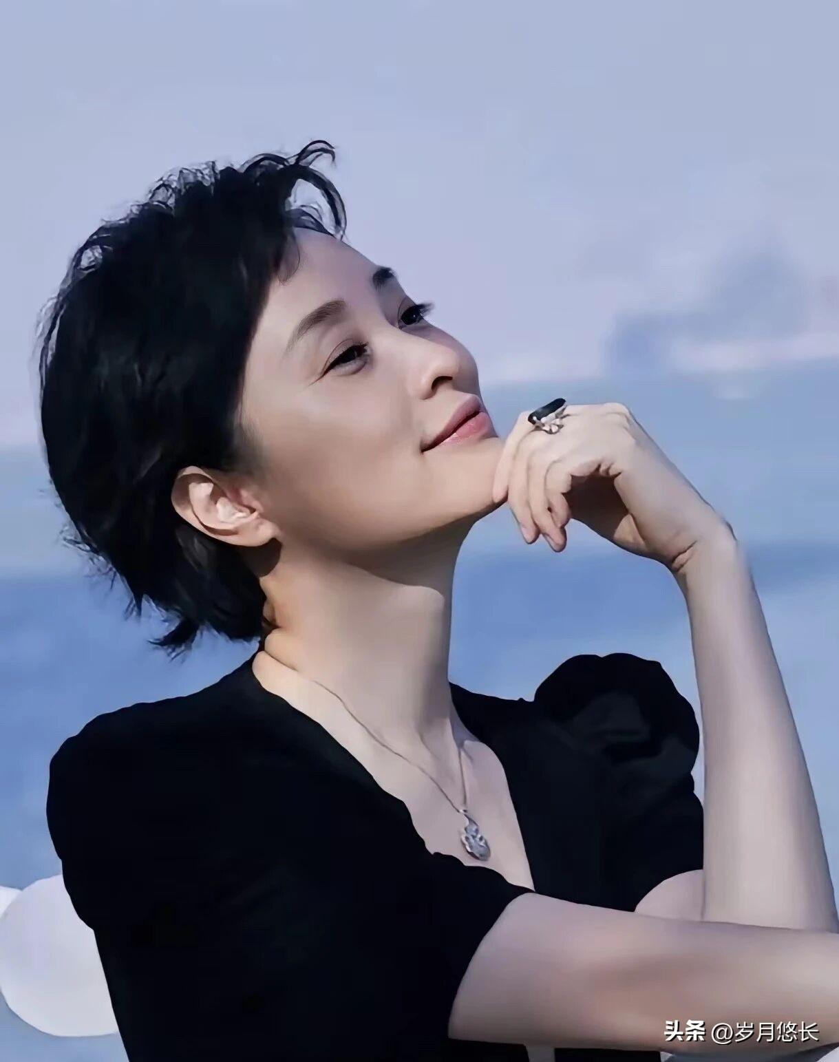 吴越是白玉兰视后，
有公众影响力，
所以凌晨发文能迅速推动账号封禁。

可换成一