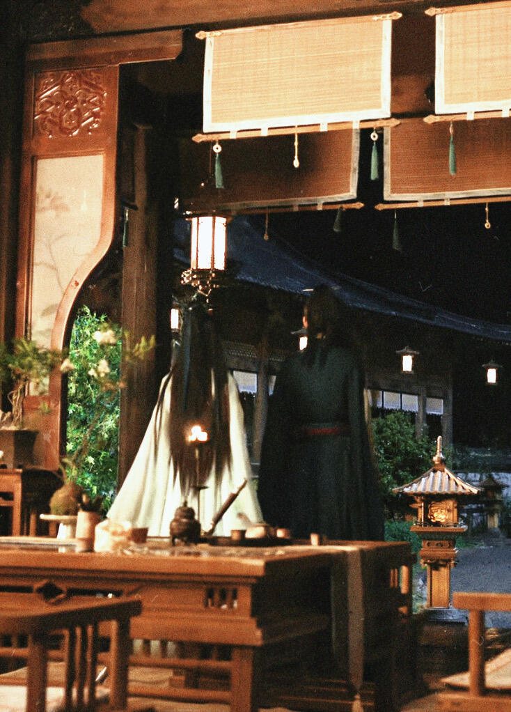 鞠婧祎宋威龙一个偷吃一个偷喝 鞠婧祎喝水，宋威龙探头“诶诶诶干什么呢”，转头自己