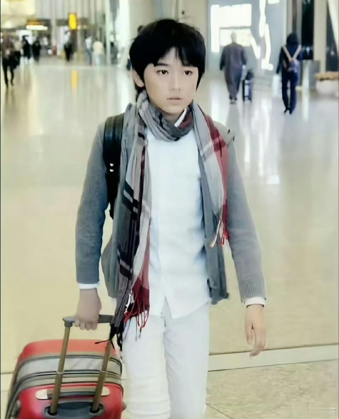 宋亚轩回国被认成行李箱广告了哈哈哈哈哈哈怎么这个梗又追上来了