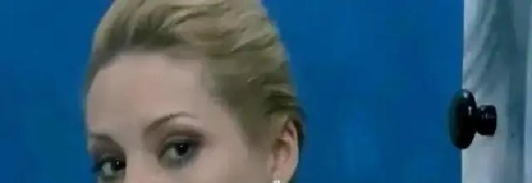 你听说过吗，那个定义了整个时代感官美学的导演，那只在片场挥斥方遒的手，现在连自己