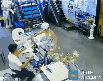今天上班，闺蜜表情怪怪的，问她咋啦？她不肯说。
中午休息吃饭时，她还心不在焉，魂
