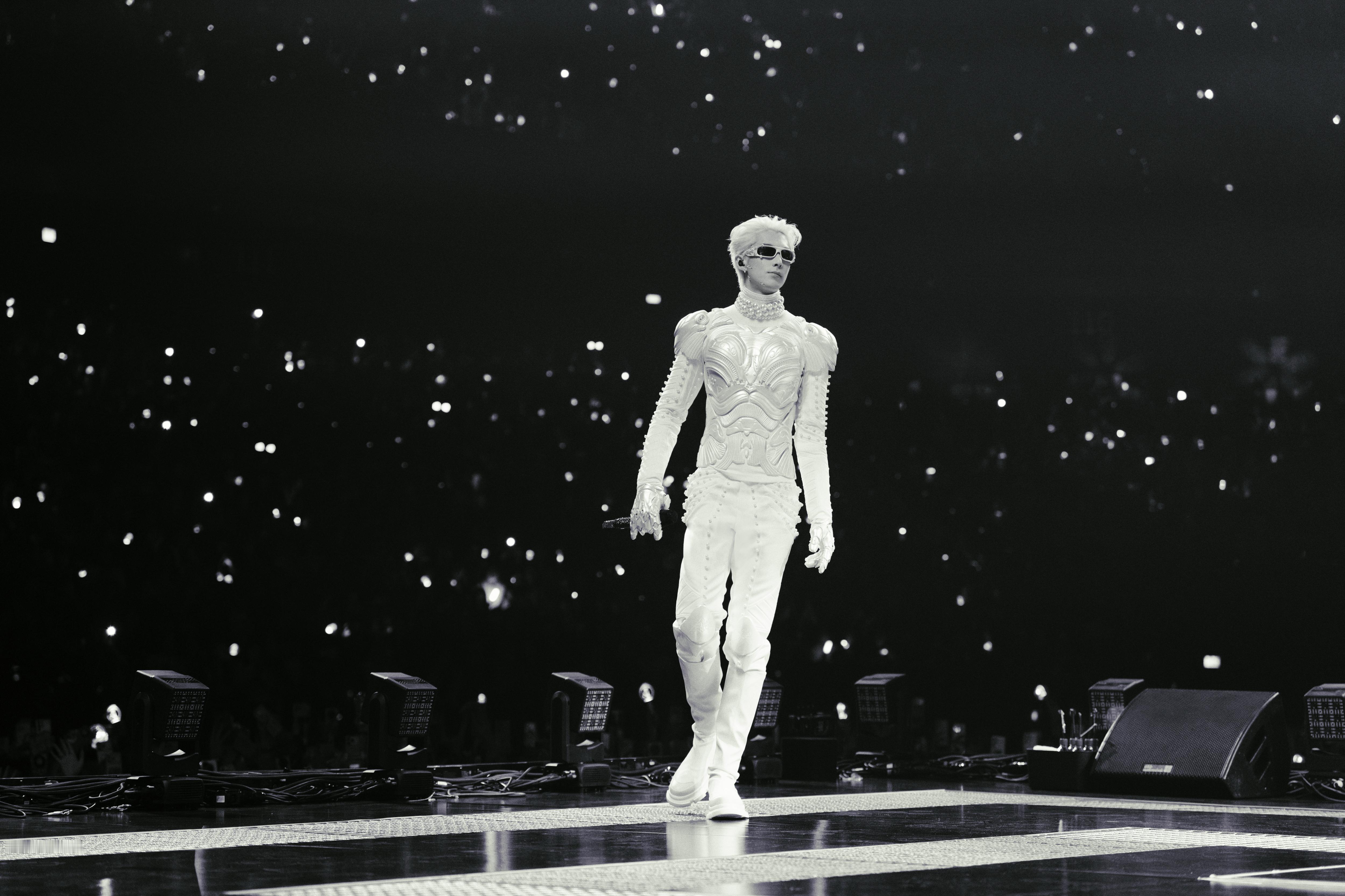 王鹤棣回溯流光之夜 王鹤棣回溯流光之夜，王鹤棣演唱会舞台照，闪闪发光的大明星，让