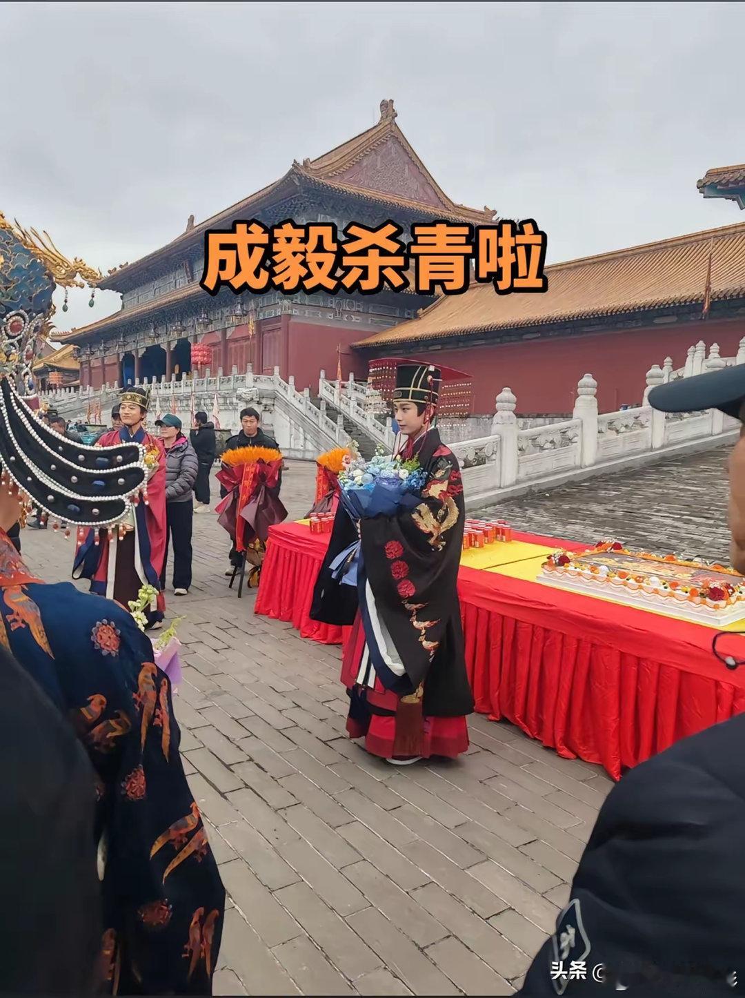 成毅主演古装大剧《两京十五日》正式杀青，横店现场直接被粉丝挤爆！城楼上、广场边全