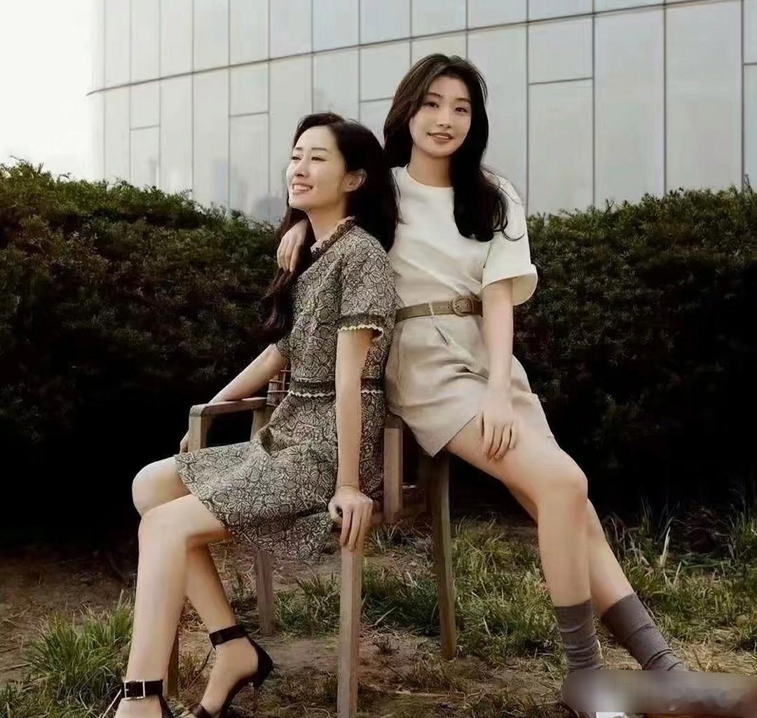 刘敏涛和女儿，女儿颜值不输妈妈。