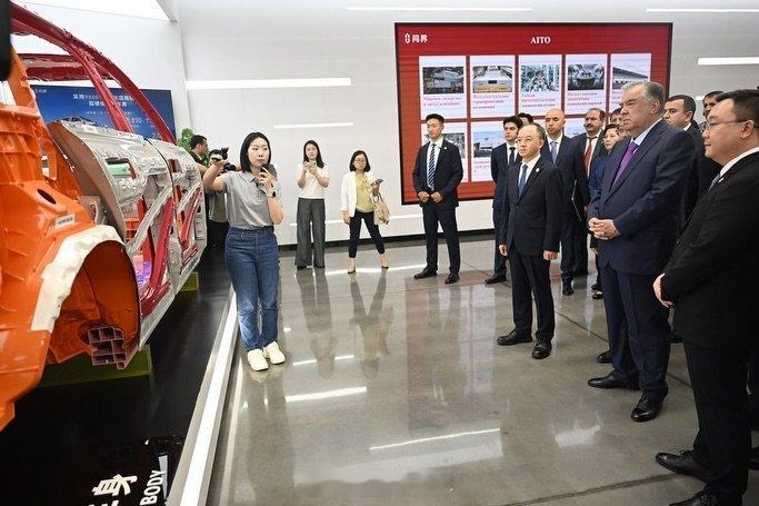 塔吉克斯坦总统埃莫马利·拉赫蒙在对中国进行国事访问期间，参观了重庆赛力斯公司。 