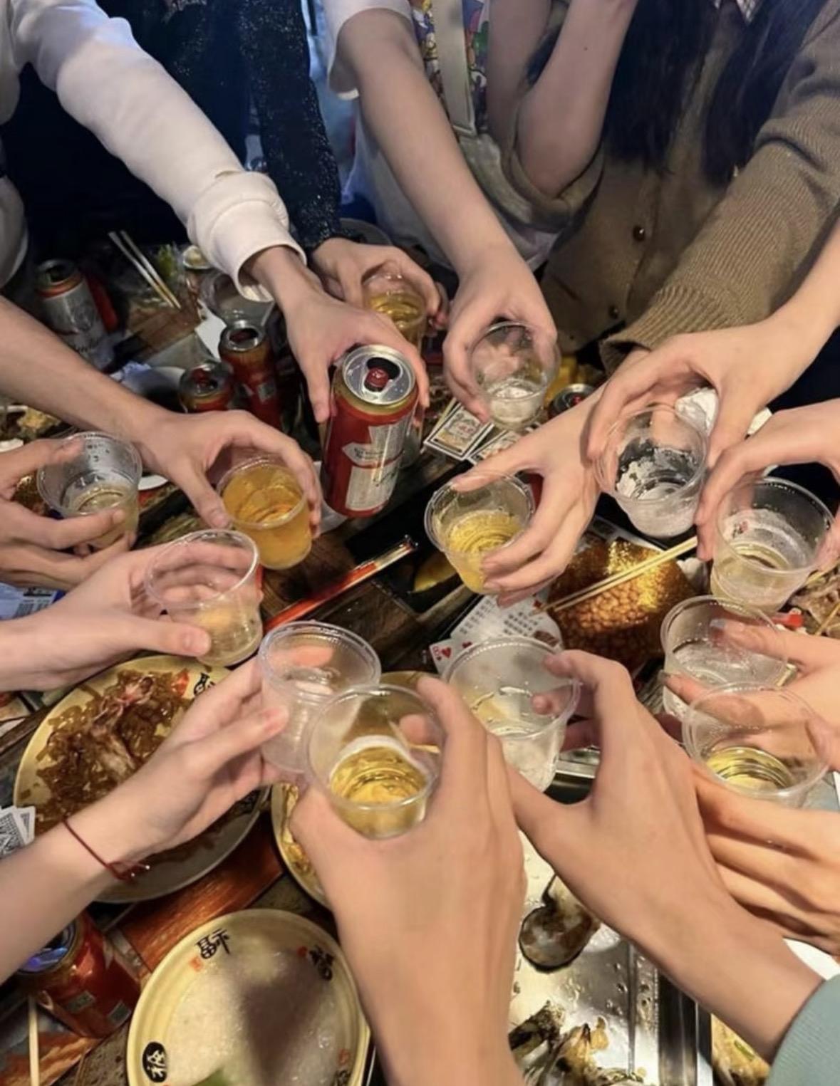 33岁老公昨晚拉着我说，“以后，不要参加什么同学聚会，什么酒席了，没意思。”，原