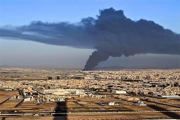 沙特这回挨炸，美国突然慌了！花210亿美元建的全球最大炼油厂，配着最贵的美国防空