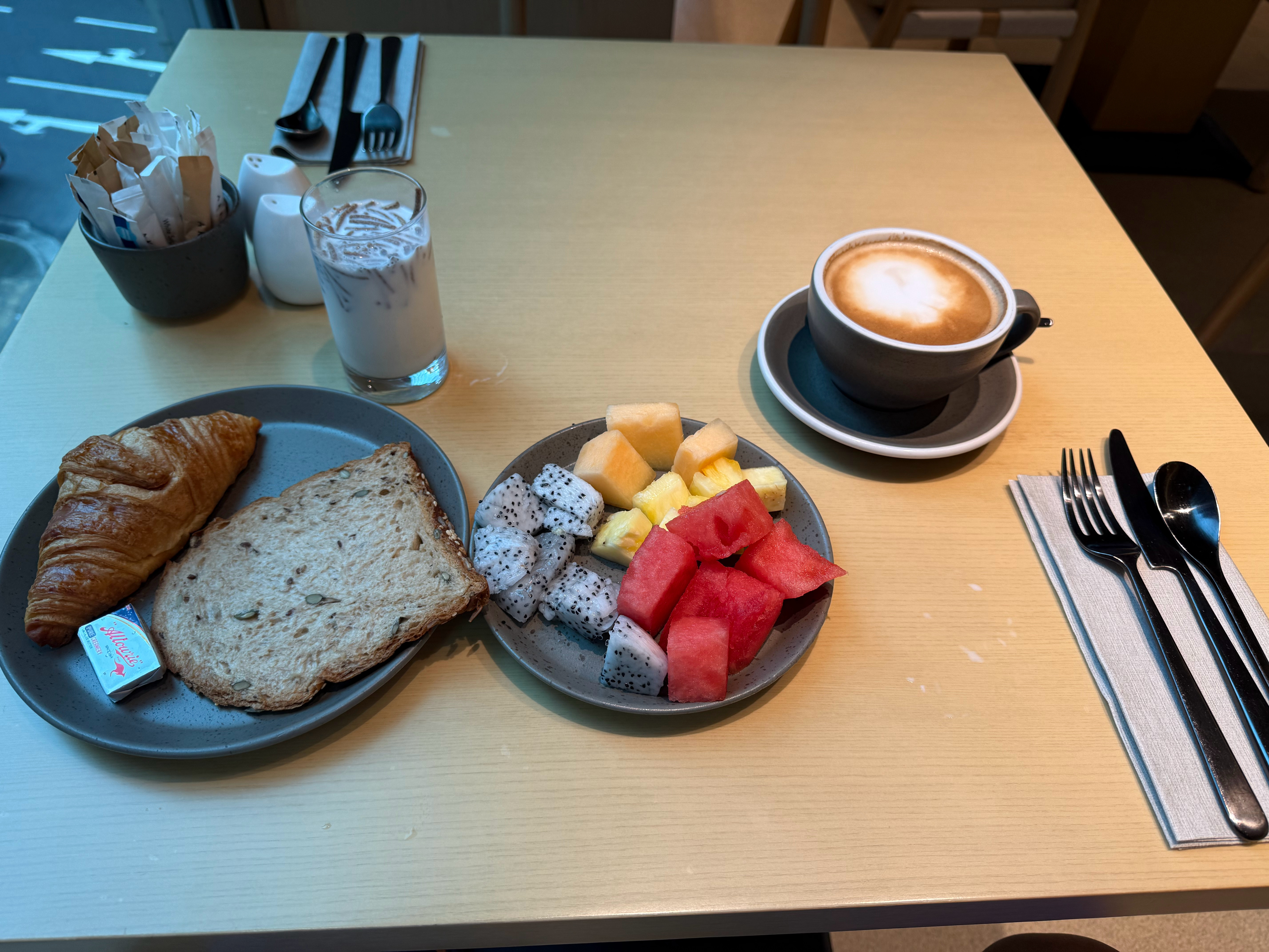 鸡蛋都要限量两个，香港1400块的酒店早餐就这，又破又烂，街上到处都是地基下沉，