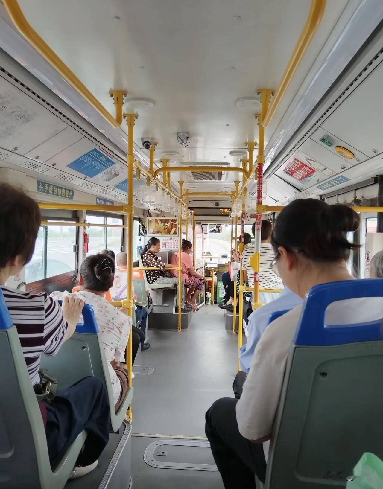 今天上午，我从华蓥坐402公交车到广安。11时50许，车行至友谊加德学校时，上来