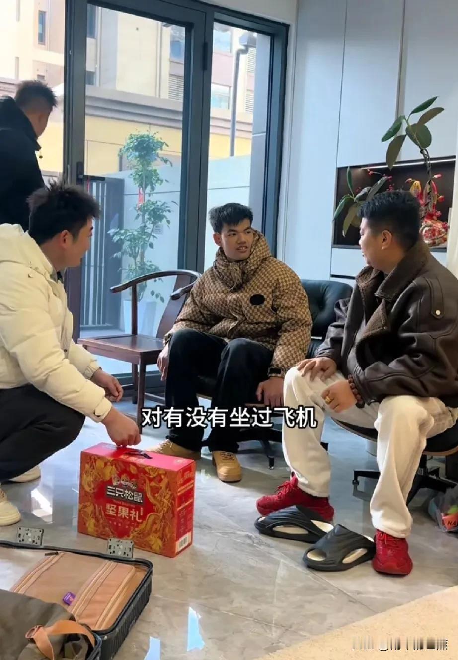 庆杞县周杰伦火了🔥！

被称作杞县周杰伦的庆阳，凭借着高情商与实在的为人，迅速