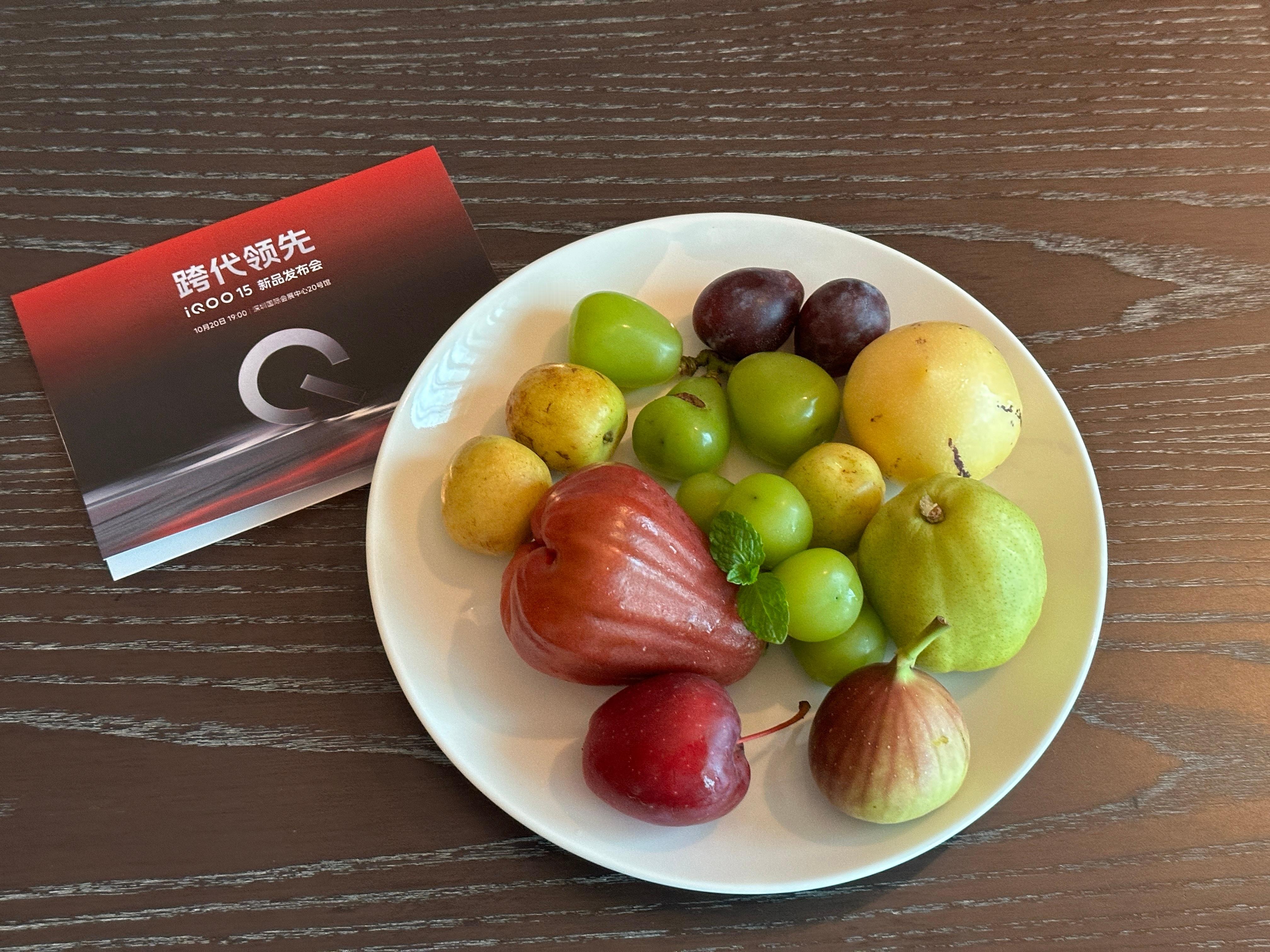 iQOO15 今天晚上就要发布了，这次的凌云配色真是太帅了，也希望在晚上发布会上