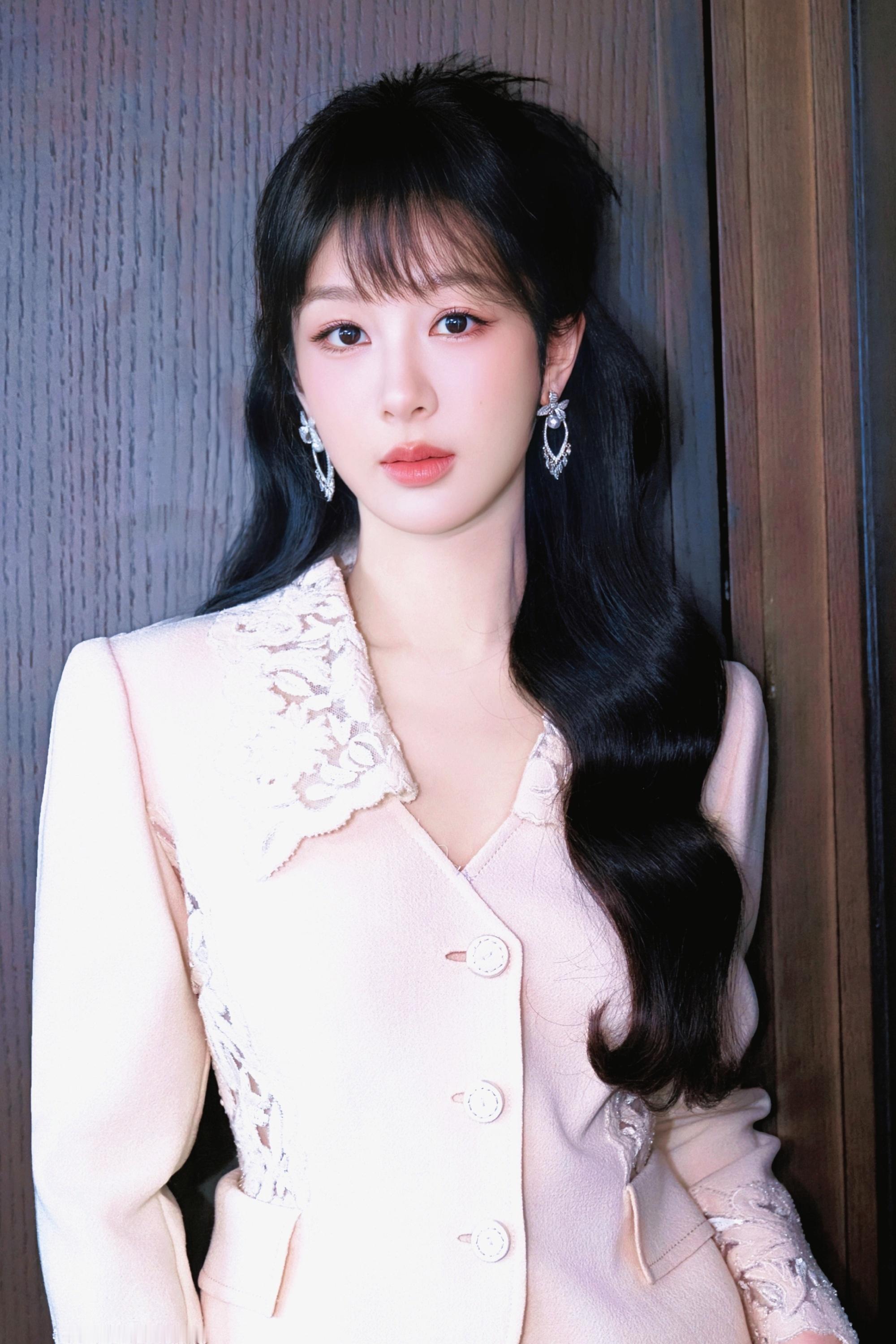 杨紫杨紫玉兰花开君再来  yz杨紫董竹君你逆光而来 配得上这世间所有的好。