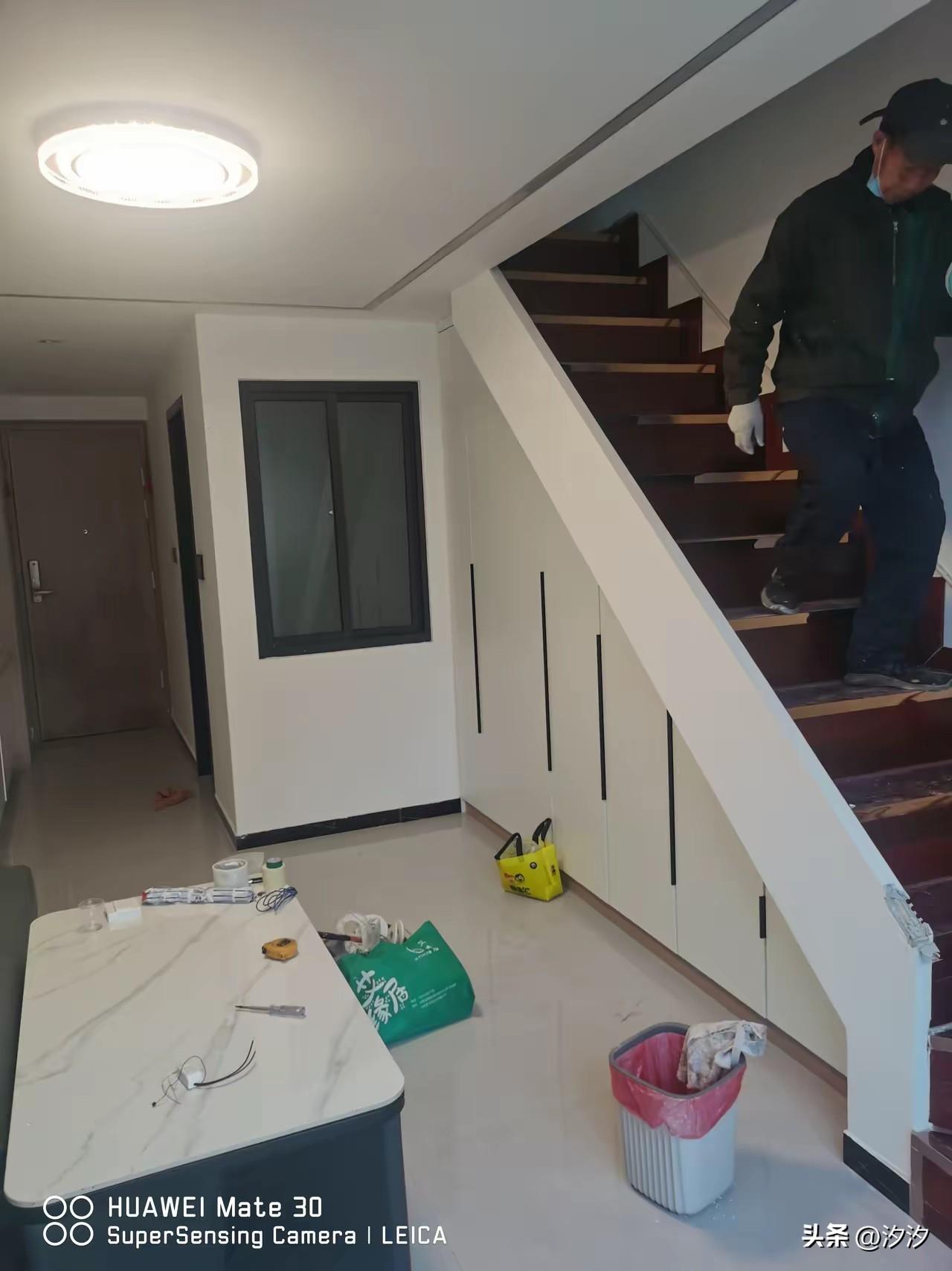 郑州四环外的公寓真的是腰斩，
有一位美女买了一套公寓，
自己还特意花钱装修了一番