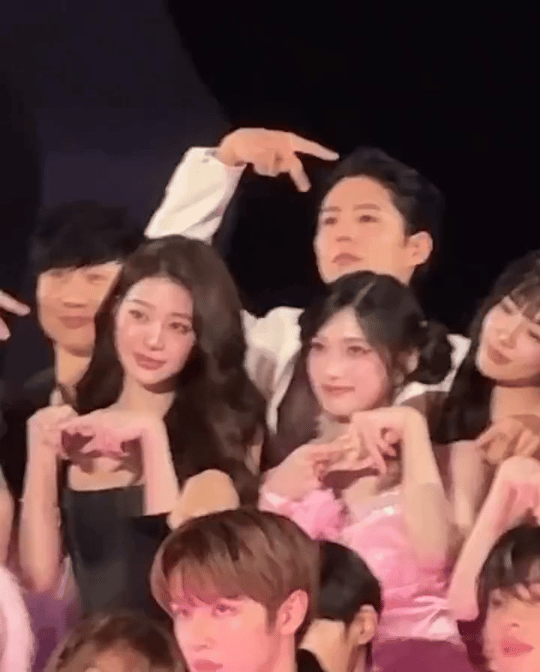 朴宝剑给张元英做猫咪耳朵张元英os：我的头怎么痒痒哒？kkkk 