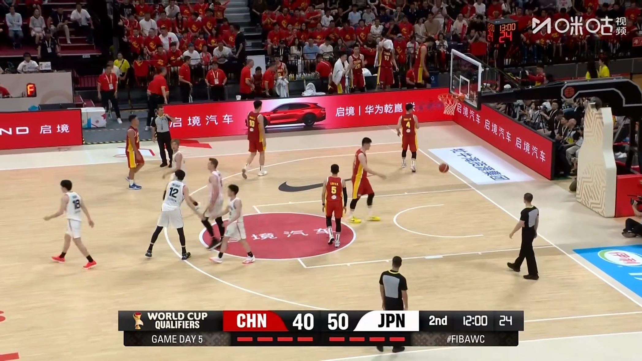 半场比赛结束中国男篮落后10分中国男篮vs日本男篮