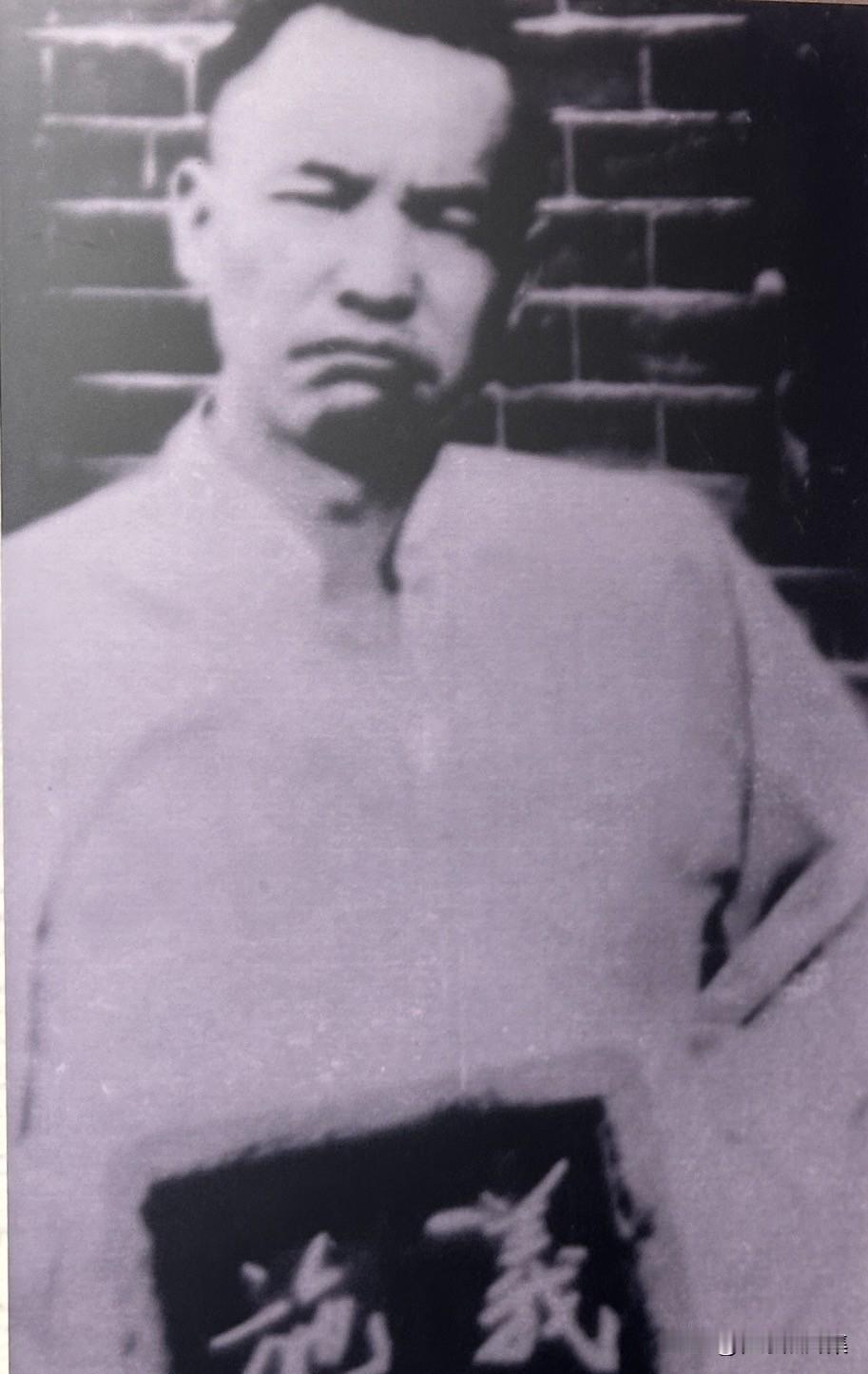 1933年5月，邓中夏在上海环龙路骏德里37号与互济总会救援部长研究工作时，不幸