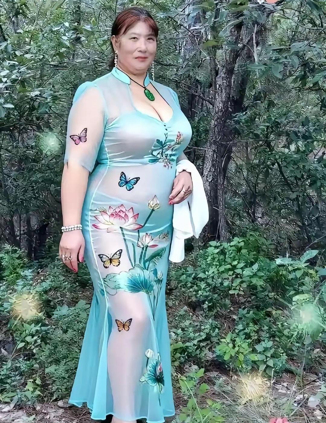 你敢信？66岁丈母娘天天穿紧身裙去买菜，女婿发上网后直接炸锅，阅读量瞬间破亿！这