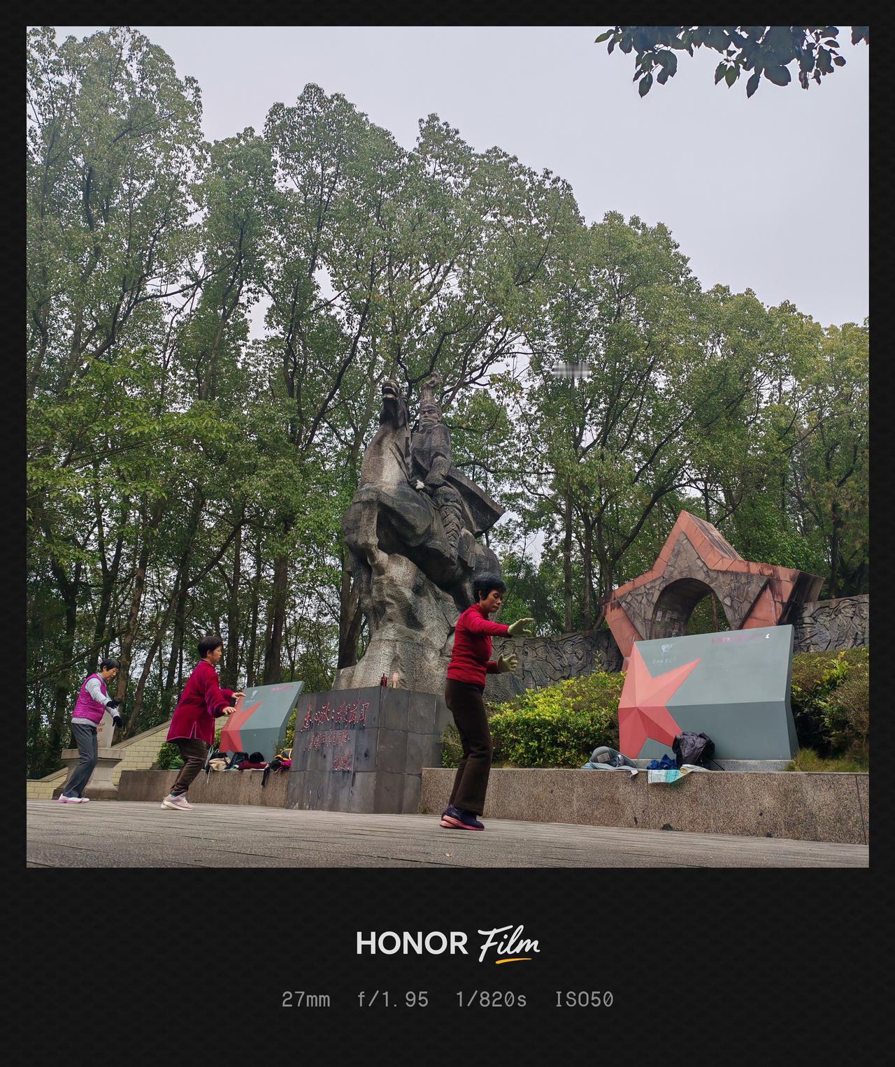 公园里悠闲的午后，与家人一起散步，享受美好时光。